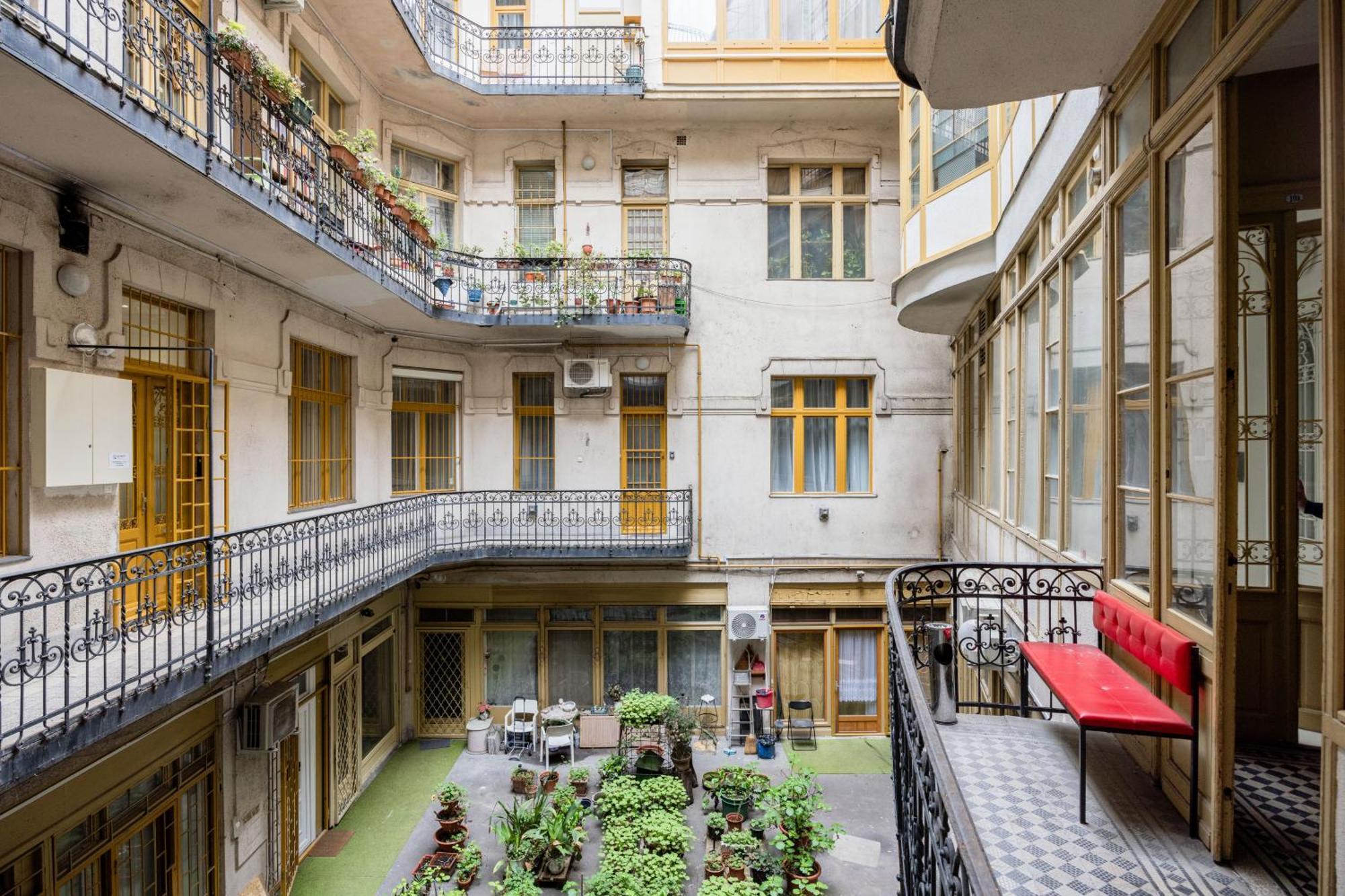 Urban Tranquillity By The Main Shopping Street Apartment Budapest Exterior photo